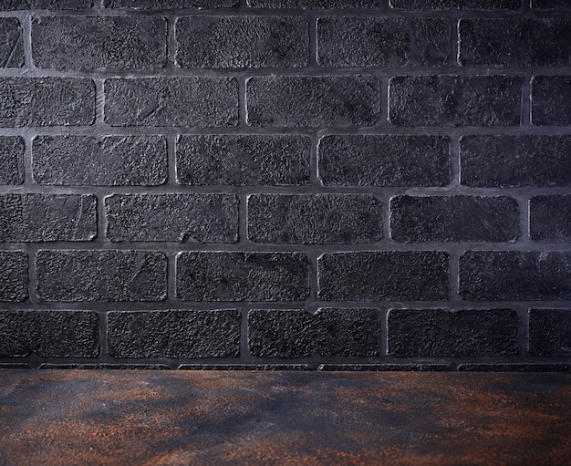 Mesa vacía y fondo de pared de ladrillo