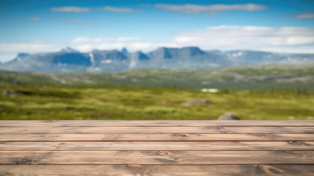 La mesa vacía de madera marrón con fondo borroso de Groenlandia en verano Imagen exuberante