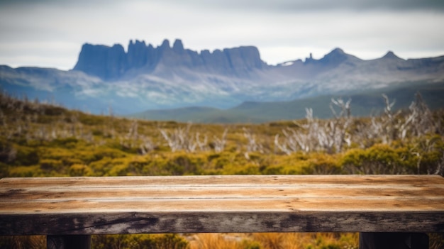 La mesa vacía de madera marrón con fondo borroso de la montaña Cradle en Tasmania Imagen exuberante