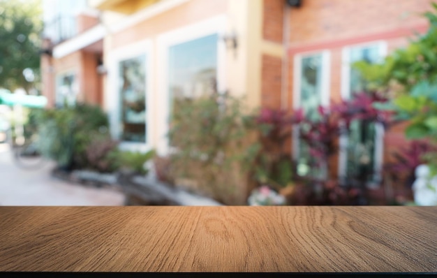 La mesa vacía de madera oscura frente al fondo abstracto y borroso del restaurante se puede usar para exhibir o montar sus productos Mock up para espacio