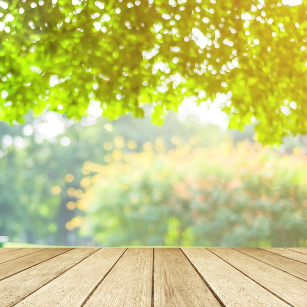 Mesa vacía, madera de perspectiva sobre árbol de desenfoque con fondo bokeh