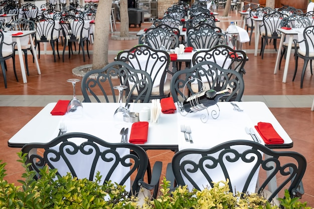 Mesa vacía con servicio en un café al aire libre