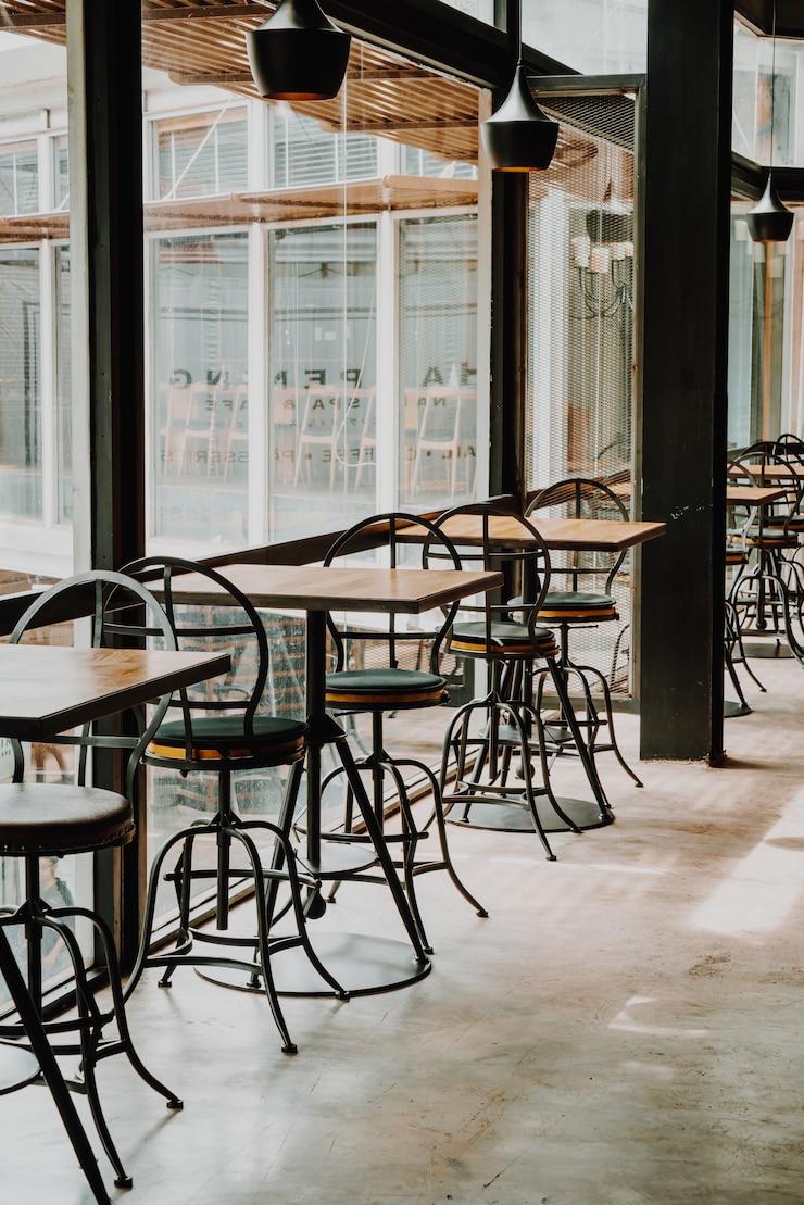 Foto mesa vacía y silla en restaurante y cafetería.