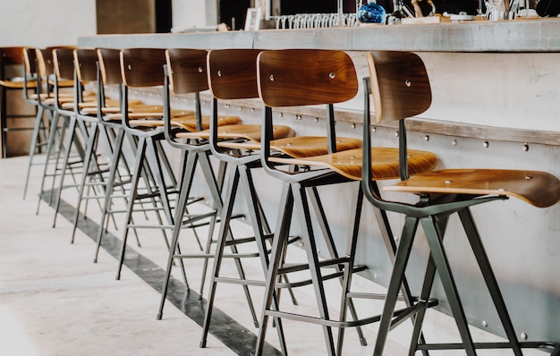 Mesa vacía y silla en restaurante y cafetería.