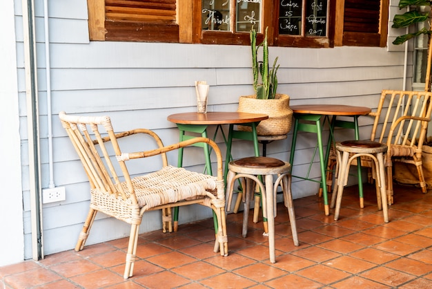 mesa vacía y una silla en el restaurante