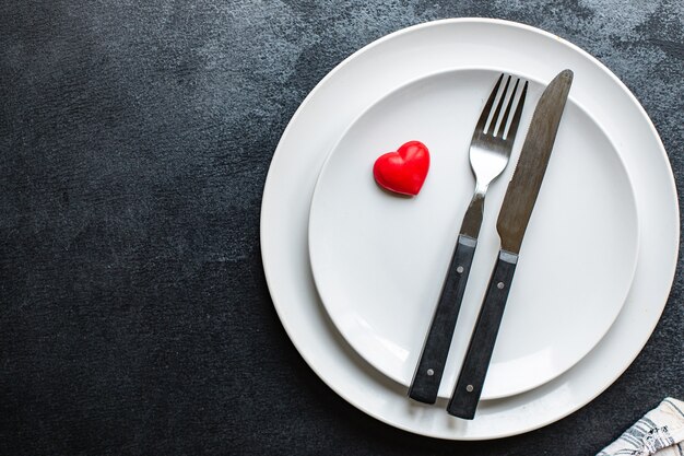 mesa de vajilla de vacaciones ambiente festivo plato de amor, tenedor, cuchillo día de san valentín