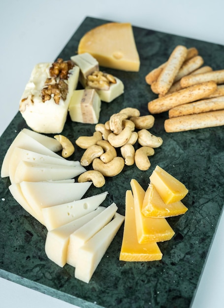 Una mesa con variedades de quesos curados y tiernos