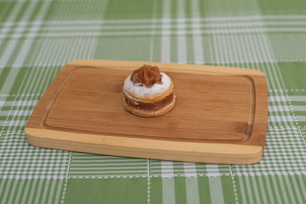 Mesa con varios bocadillos brasileños