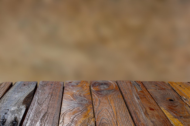 Mesa vazia de madeira de teca velha com fundo abstrato marrom macio