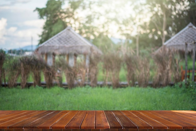 Foto mesa vazia de tábua de madeira e fundo desfocado à noite no jardim