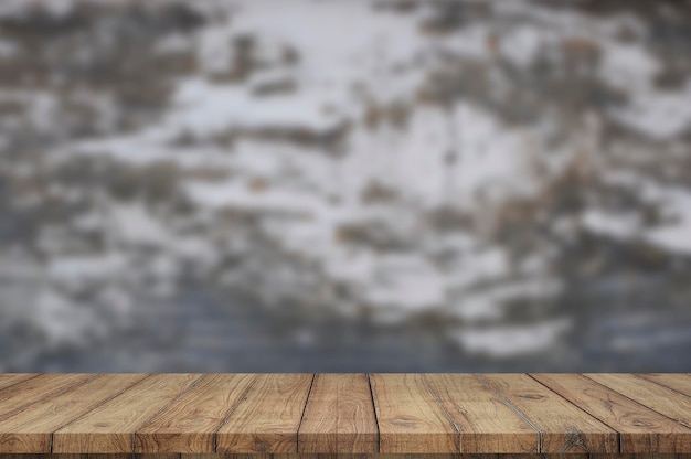 Mesa vazia de tábua de madeira na frente do fundo desfocado, pode ser usada para exibir seus produtos.