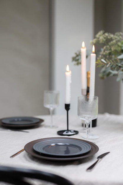 Una mesa con una vela y un plato con una vela encima