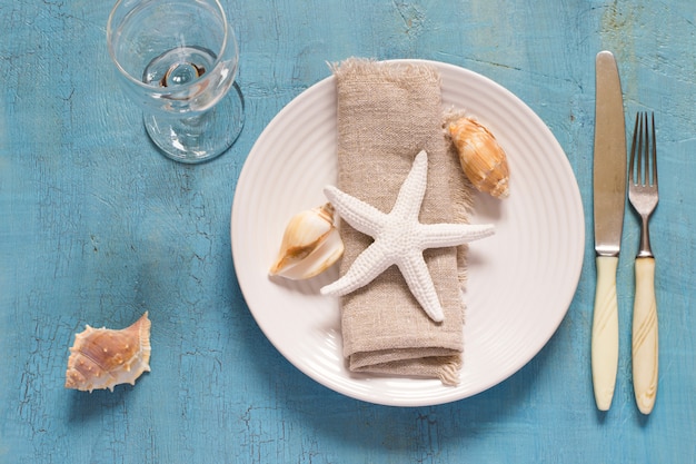 Mesa de verano en estilo marinero, decorada con conchas