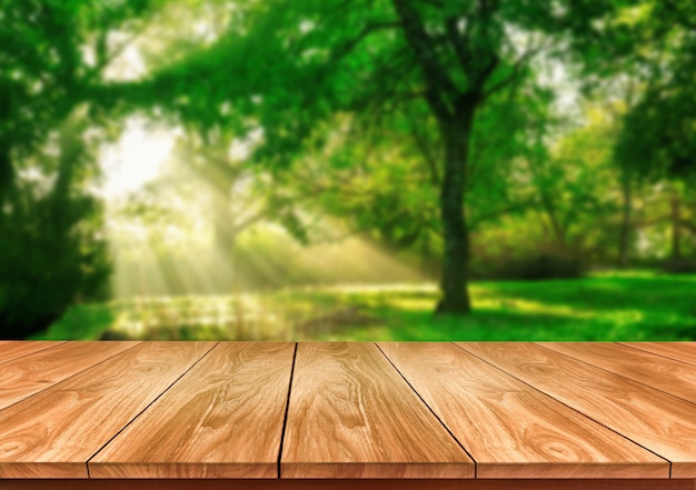 Mesa en verde naturaleza borrosa con espacio de copia vacío en la mesa para maqueta de exhibición de producto.