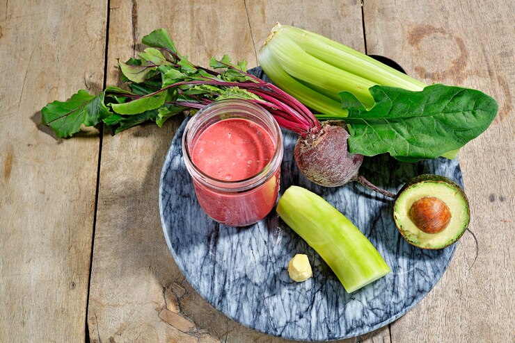 Mesa con verduras y verduras para jugos.