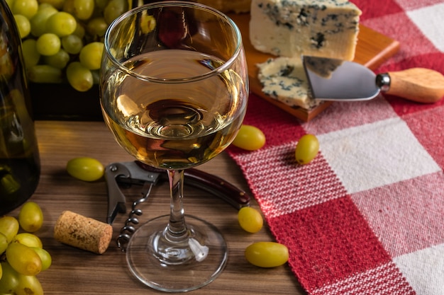 Mesa de vino con queso y uvas.