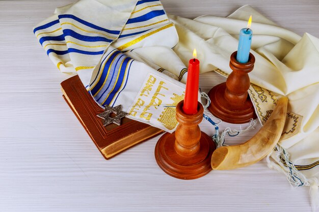 Mesa de víspera de shabat con velas cubiertas.