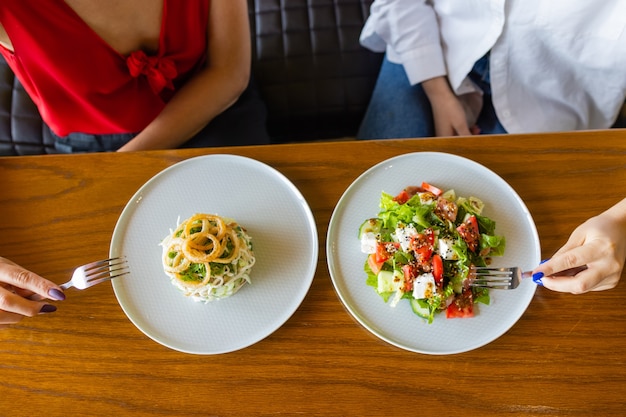 Mesa con vista superior de muchas ensaladas. Diferentes ensaladas en mesa de hormigón, vista superior. Ensalada de verduras, Ensalada de salmón ahumado, ceviche y stracciatella.