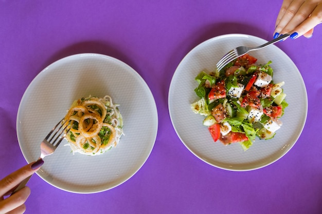 Mesa con vista superior de muchas ensaladas. Diferentes ensaladas en mesa de hormigón, vista superior. Ensalada de verduras, Ensalada de salmón ahumado, ceviche y stracciatella.