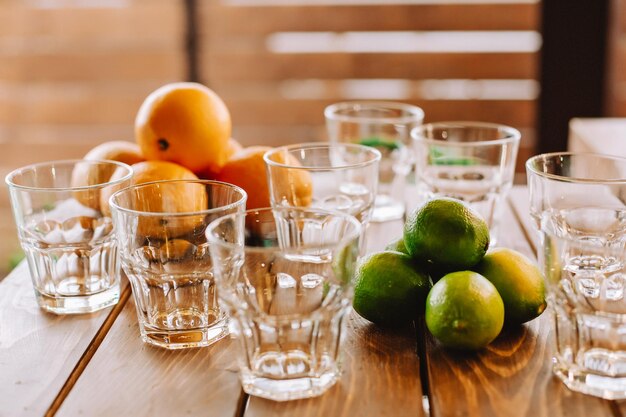 Mesa de whisky en un restaurante a la entrada lujoso y elegante aperitivo en un restaurante