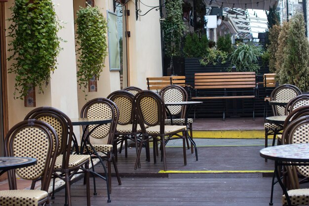 Mesas al aire libre en el restaurante Cafe veranda de verano