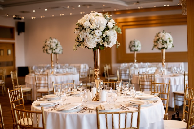 Mesas de banquete de boda con decoración de flores.