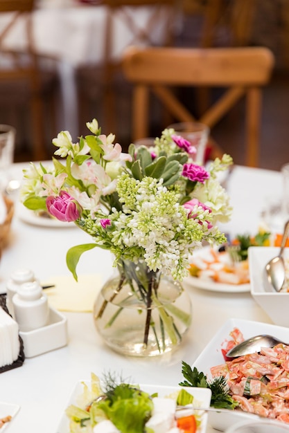 mesas bellamente puestas con vasos y electrodomésticos para una boda u otro evento