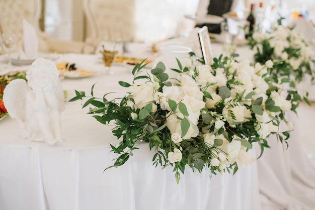 Mesas de boda decoradas con estilo con flores.