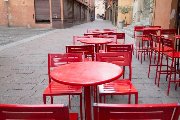 Mesas de café en Bolonia, Italia