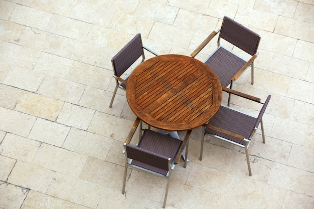 Mesas de café de verano al aire libre con sillas