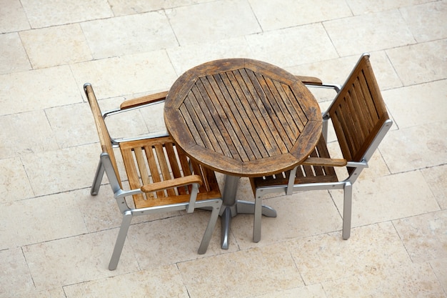 Mesas de café de verano al aire libre con sillas