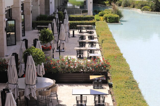 mesas en la cafetería del resort de verano al aire libre