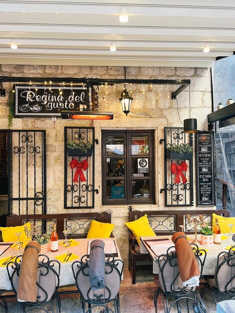 Foto mesas com cadeiras em frente ao antigo restaurante regina del gusto