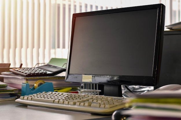Mesas y computadoras portátiles en la mesa