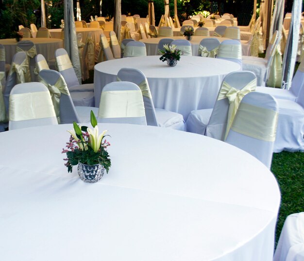 Foto mesas y decoración preparadas para una fiesta al aire libre