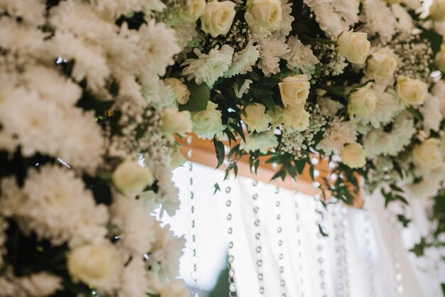 Mesas decoradas con flores el día de la boda