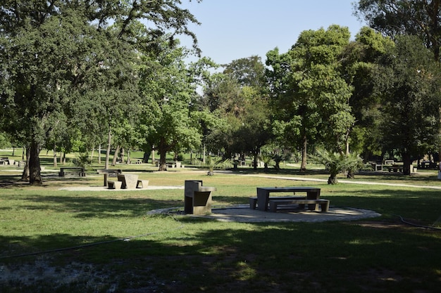 Mesas e bancos de pedra no parque da cidade Santiago Chile