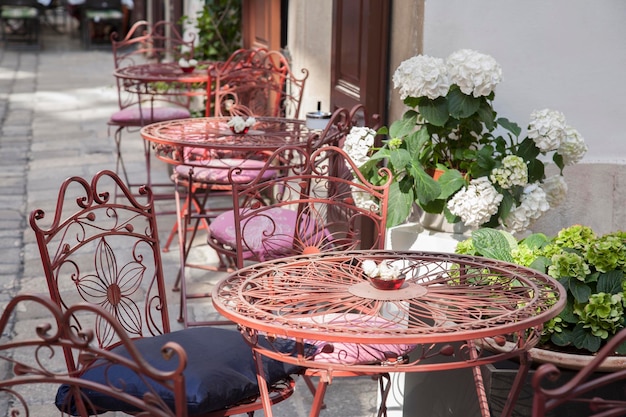 Mesas e cadeiras de café na rua