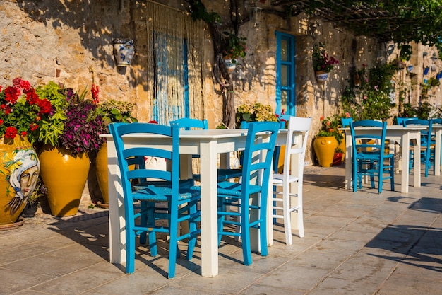 Mesas e cadeiras dispostas em um restaurante italiano tradicional em Marzamemi - Sicília durante um dia ensolarado