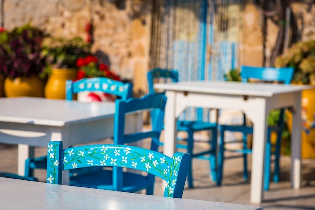 Mesas e cadeiras dispostas em um restaurante italiano tradicional em Marzamemi - Sicília durante um dia ensolarado