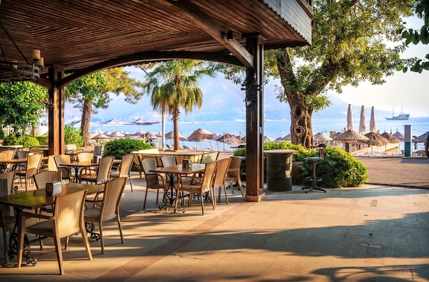 Mesas e cadeiras em um bar de hotel em um resort e vista para o mar marmaris turquia