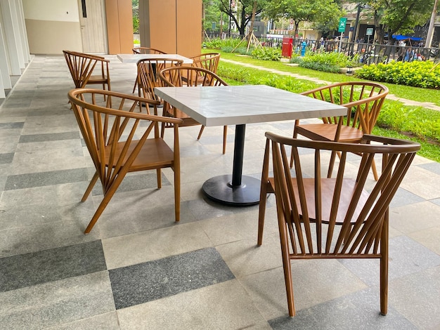 Mesas e cadeiras em um café