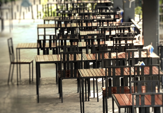 Mesas e cadeiras nos restaurantes