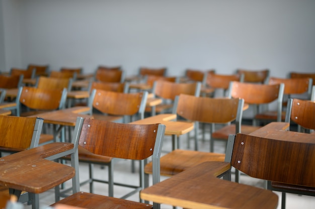 Mesas e cadeiras vazias na sala de aula da universidade