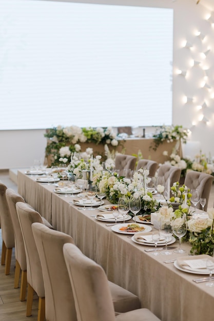 Mesas em um casamento de luxo Mesa para convidados Cadeiras e mesa brancas de decoração floral