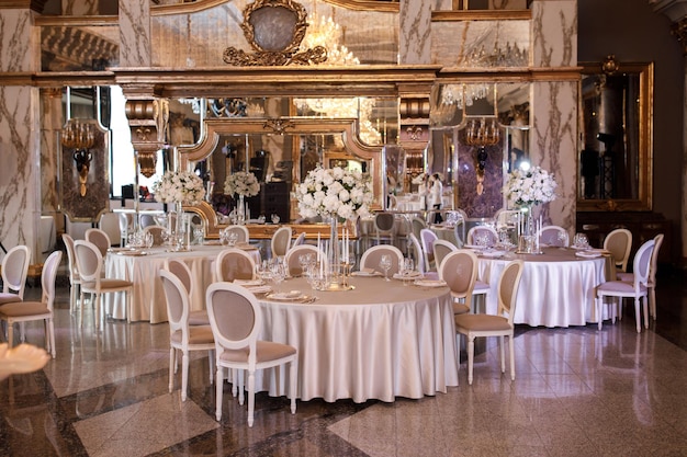 Mesas em um casamento de luxo Mesa para convidados Pratos e bebidas