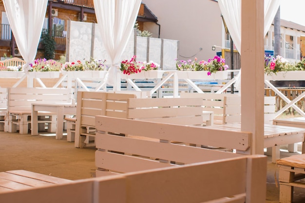 Mesas de madera en el restaurante de la terraza