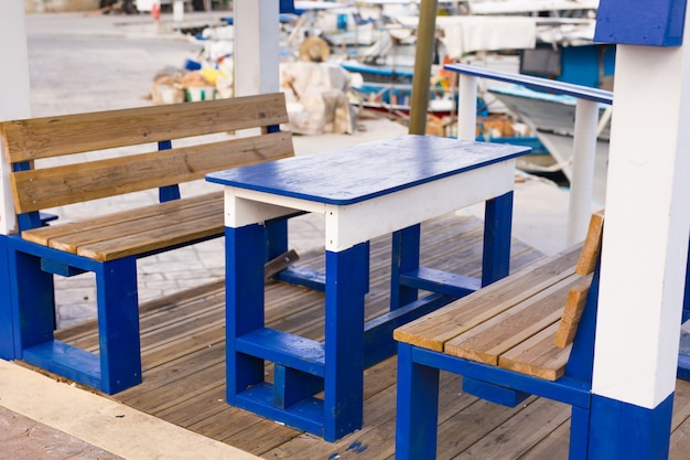 Mesas de madera con sillas para relajarse En el paseo marítimo