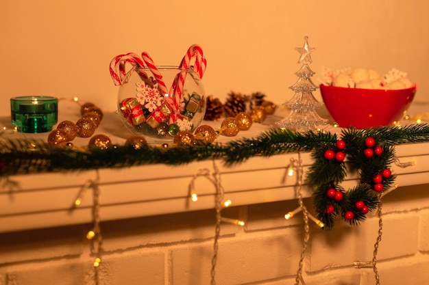 Mesas de Navidad decoraciones de capa con pequeñas guirnaldas de árboles de Navidad y luces Ambiente acogedor de vacaciones de Navidad o Año Nuevo