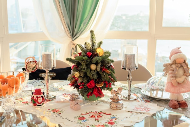 Mesas navideñas decoraciones de capa con un pequeño árbol de navidad concepto de preparación para navidad o año nuevo